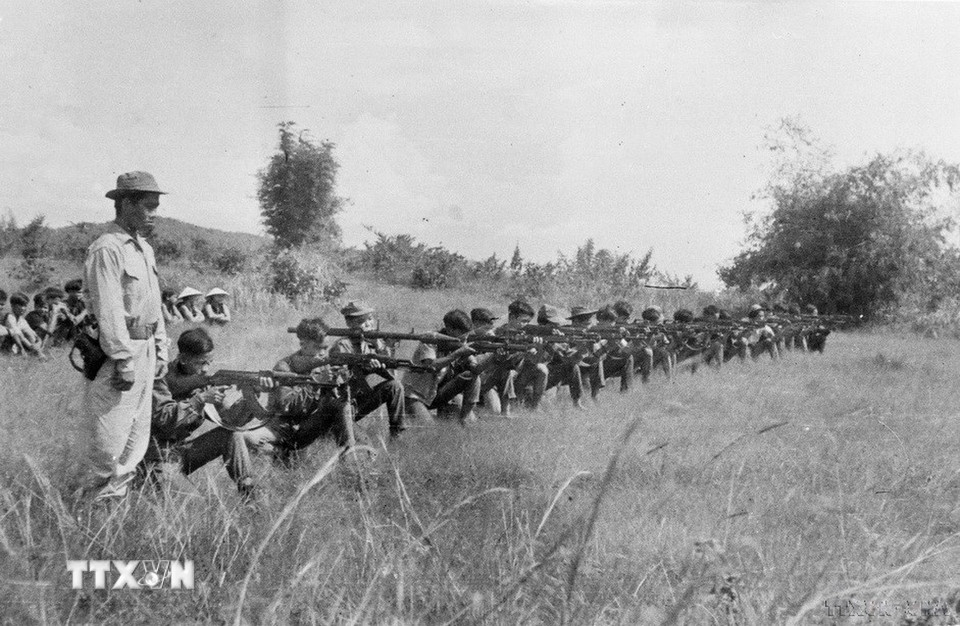 Lực lượng vũ trang và nhân dân địa phương tích cực giúp bộ đội nắm tình hình địch, dẫn đường cho các mũi tiến công, tích cực vận chuyển,... Tất cả cùng bước vào trận đánh với thế trận chiến tranh nhân dân-sức mạnh vô địch của cách mạng.. Trong ảnh: Tập huấn cho du kích các xã thuộc huyện Asun (Gia Lai). (Ảnh: Xuân Quyết/TTXVN)