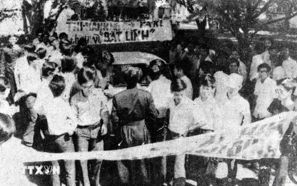 Phong trào đấu tranh chính trị của công nhân, học sinh, sinh viên, các tổ chức hòa bình, dân chủ và tiến bộ đòi chấm dứt chiến tranh, đòi Thiệu từ chức,… nổ ra dồn dập, mạnh mẽ ở tất cả các thành phố lớn, diễn ra dưới nhiều hình thức…đã tập hợp ngày càng nhiều quần chúng ủng hộ cách mạng, đẩy địch vào thế lúng túng, hoang mang, bị động. Trong ảnh: Hàng trăm tu sỹ công giáo Sài Gòn kéo tới tòa Tổng giám mục căng biểu ngữ "kiên quyết chống các biện pháp bắt lính mới của Thiệu" (16/3/1975). (Ảnh: TTXVN)