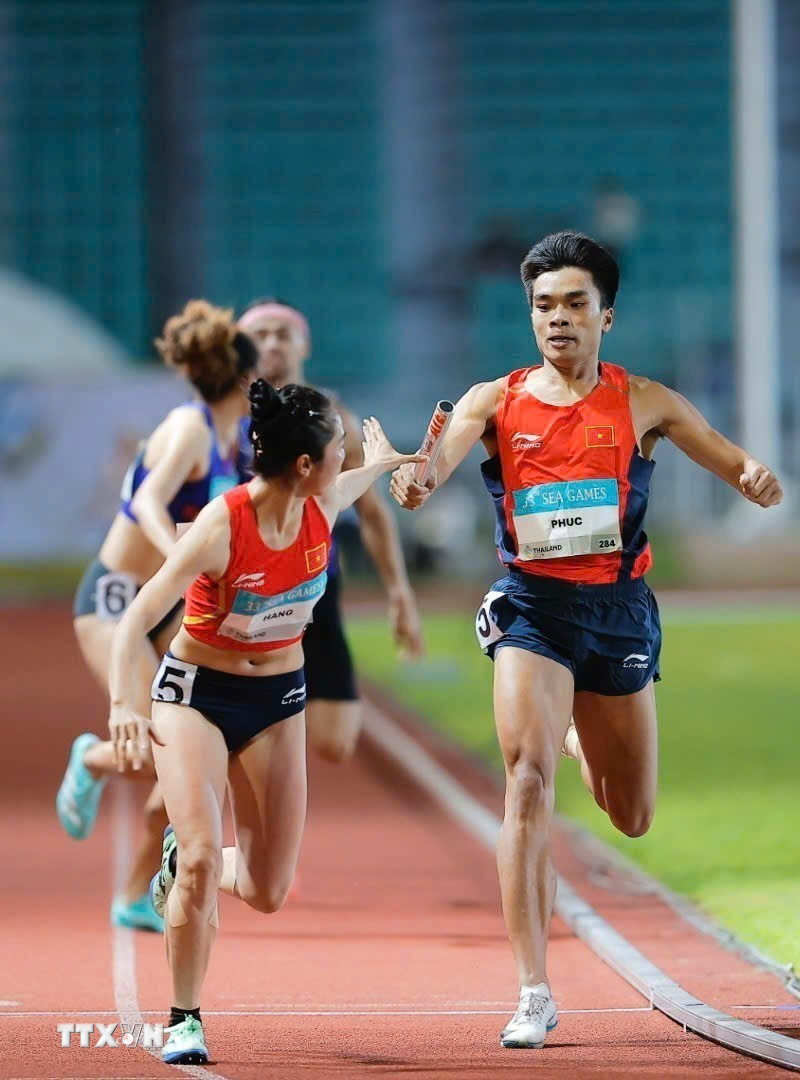 Các vận động viên đội tuyển điền kinh Việt Nam thi đấu xuất sắc nội dung hỗn hợp nam nữ 4x400m để giành huy chương vàng SEA Games 33. (Ảnh: Minh Quyết/TTXVN)