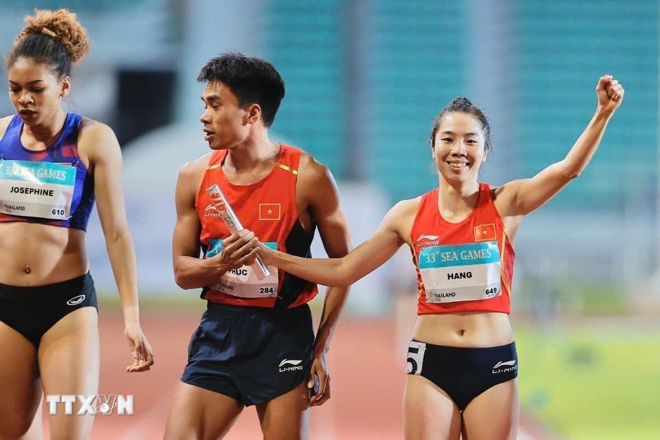 Các vận động viên đội tuyển điền kinh Việt Nam thi đấu xuất sắc nội dung hỗn hợp nam nữ 4x400m để giành huy chương vàng SEA Games 33. (Ảnh: Minh Quyết/TTXVN)