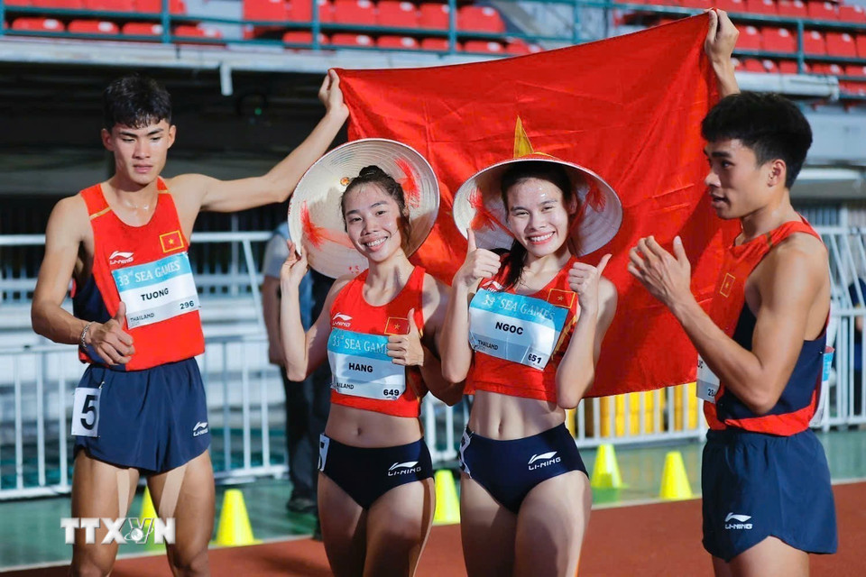 Đội tiếp sức 4x400m hỗn hợp nam nữ gồm Tạ Ngọc Tưởng, Nguyễn Thị Ngọc, Lê Ngọc Phúc và Nguyễn Thị Hằng xuất sắc giành huy chương vàng nội dung hỗn hợp nam nữ 4x400m, phá kỷ lục SEA Games. (Ảnh: Minh Quyết/TTXVN)