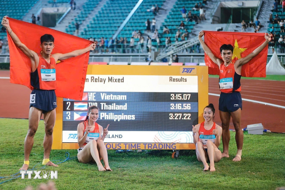 4 vận động viên Tạ Ngọc Tưởng, Nguyễn Thị Ngọc, Lê Ngọc Phúc và Nguyễn Thị Hằng giành huy chương vàng nội dung hỗn hợp nam nữ 4x400m, phá kỷ lục SEA Games. (Ảnh: Minh Quyết/TTXVN)