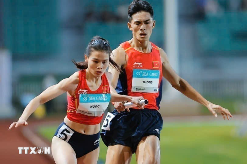 Các vận động viên đội tuyển điền kinh Việt Nam thi đấu xuất sắc nội dung hỗn hợp nam nữ 4x400m để giành huy chương vàng SEA Games 33. (Ảnh: Minh Quyết/TTXVN)