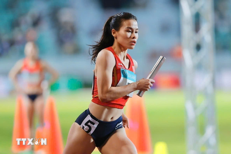 Các vận động viên đội tuyển điền kinh Việt Nam thi đấu xuất sắc nội dung hỗn hợp nam nữ 4x400m để giành huy chương vàng SEA Games 33. (Ảnh: Minh Quyết/TTXVN)