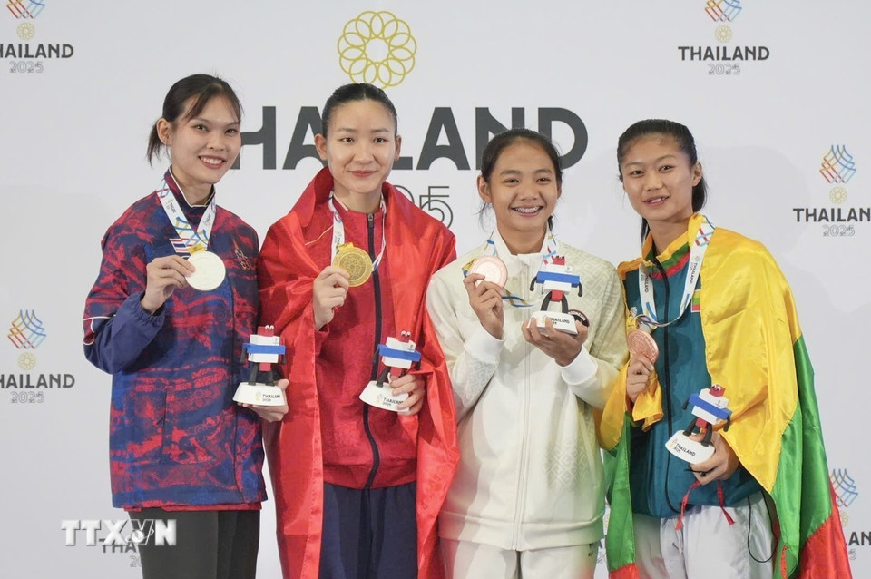 Vận động viên Hoàng Thị Mỹ Tâm thi đấu xuất sắc, giành huy chương Vàng ở hạng cân 61 kg nữ. (Ảnh: TTXVN phát)