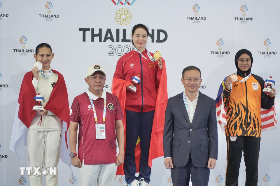 Vận động viên Đinh Thị Hương thi đấu xuất sắc, giành huy chương Vàng ở hạng cân 68 kg nữ. (Ảnh: TTXVN phát)