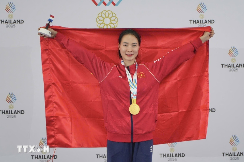 Vận động viên Đinh Thị Hương thi đấu xuất sắc, giành huy chương Vàng ở hạng cân 68 kg nữ. (Ảnh: TTXVN phát)