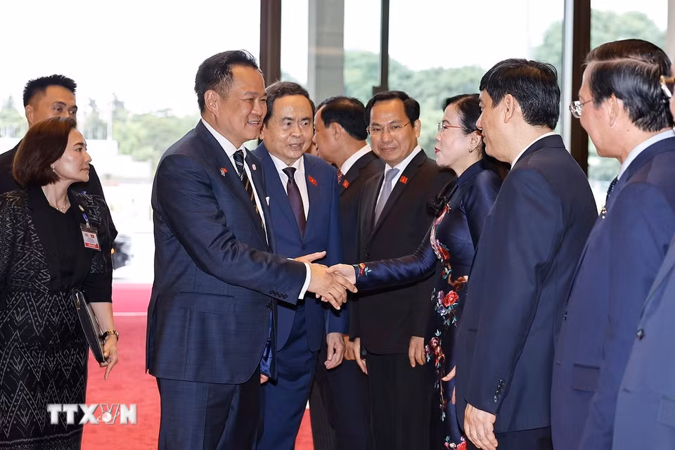 Chủ tịch Quốc hội Trần Thanh Mẫn và đoàn đại biểu Việt Nam đón Thủ tướng Thái Lan Anutin Charnvirakul. (Ảnh: Doãn Tấn/TTXVN)