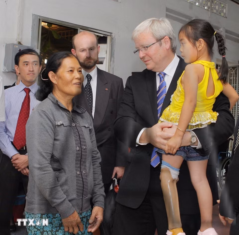 Bộ trưởng Ngoại giao Australia Kevin Rudd thăm Trung tâm Phục hồi Chức năng tại thành phố Hồ Chí Minh và công bố khoản tài trợ cung cấp các dịch vụ phục hồi chức năng và cải thiện chất lượng cuộc sống cho người khuyết tật, bị thương do bom, mìn tại Việt Nam, do Australia tài trợ thông qua Quỹ đặc biệt của Ủy ban Quốc tế Chữ thập Đỏ ( ICRC) cho người khuyết tật ở các nước bị ảnh hưởng bởi bom mìn (Thành phố Hồ Chí Minh, 13/4/2011). (Ảnh: Phương Vy/TTXVN)