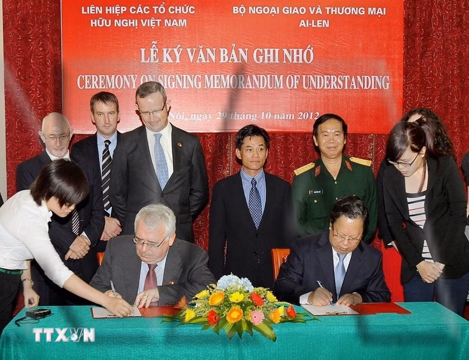 Bên cạnh sự nỗ lực của Chính phủ Việt Nam, những năm qua, cộng đồng các nhà tài trợ quốc tế và các tổ chức phi chính phủ đã có những hỗ trợ quý báu về trang thiết bị, kinh phí cho hoạt động khắc phục hậu quả bom, mìn ở Việt Nam. Trong ảnh: Liên hiệp các tổ chức hữu nghị Việt Nam phối hợp với Bộ Ngoại giao và Thương mại Ireland ký văn bản ghi nhớ về việc tăng cường cam kết và tài trợ của Chính phủ Ireland cho hoạt động rà phá bom mìn tại Việt Nam (Hà Nội, 29/10/2012). (Ảnh: An Đăng/TTXVN)