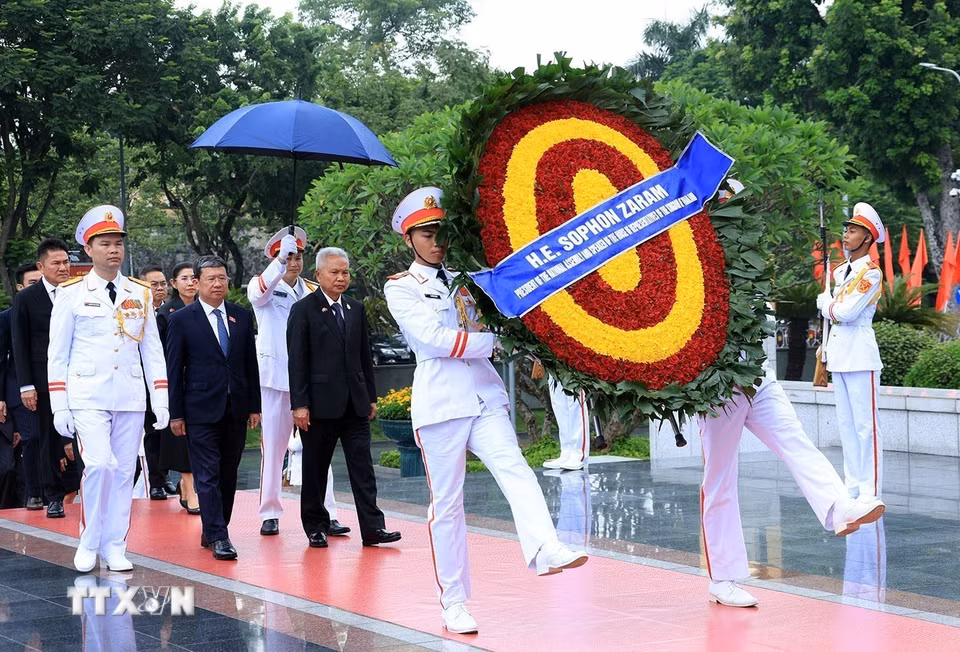Chủ tịch Quốc hội kiêm Chủ tịch Hạ viện Vương quốc Thái Lan Sophon đặt vòng hoa tại Ðài tưởng niệm các Anh hùng liệt sỹ trên đường Bắc Sơn. Ảnh: Tuấn Anh - TTXVN