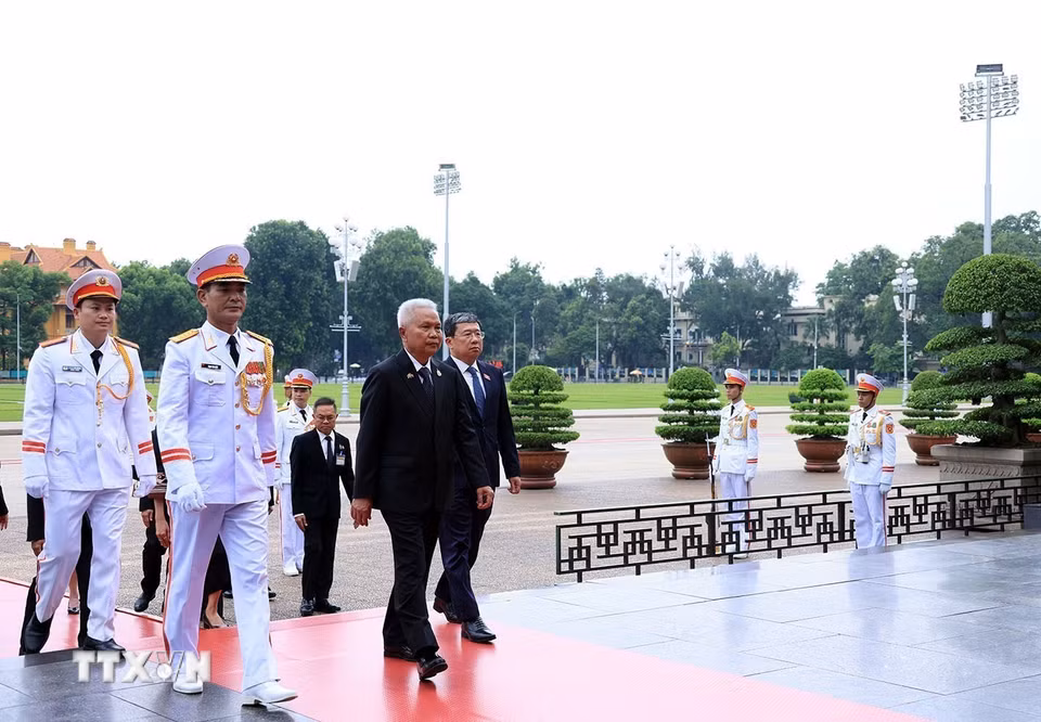Chủ tịch Quốc hội kiêm Chủ tịch Hạ viện Vương quốc Thái Lan Sophon Zaram vào Lăng viếng Chủ tịch Hồ Chí Minh. (Ảnh: Tuấn Anh/TTXVN)