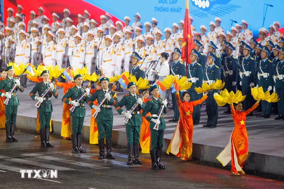 Các khối của Lực lượng Quân đội nhân dân tham gia sơ duyệt lễ diễu binh, diễu hành kỷ niệm 50 năm Ngày Giải phóng miền Nam thống nhất đất nước. (Ảnh: Thanh Vũ/TTXVN)