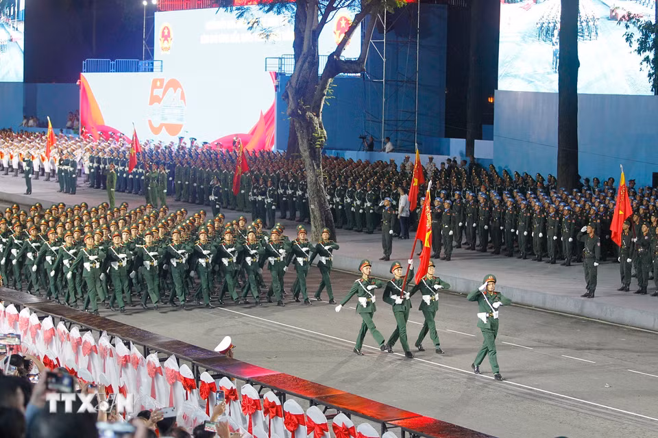 Các khối của Lực lượng Quân đội nhân dân tham gia sơ duyệt lễ diễu binh, diễu hành kỷ niệm 50 năm Ngày Giải phóng miền Nam thống nhất đất nước. (Ảnh: Thanh Vũ/TTXVN)