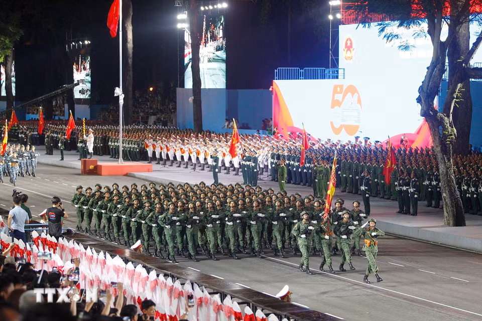 Các khối của Lực lượng Quân đội nhân dân tham gia sơ duyệt lễ diễu binh, diễu hành kỷ niệm 50 năm Ngày Giải phóng miền Nam thống nhất đất nước. (Ảnh: Thanh Vũ/TTXVN)