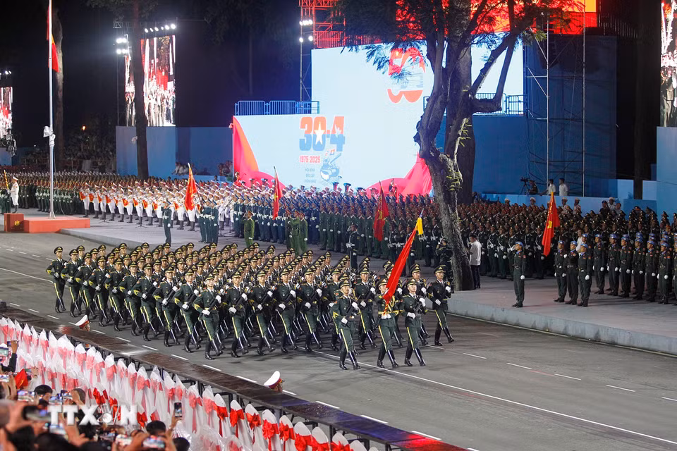Lực lượng Quân đội Trung Quốc tham gia lễ sơ duyệt kỷ niệm 50 năm Ngày Giải phóng miền Nam thống nhất đất nước. (Ảnh: Thanh Vũ/TTXVN)