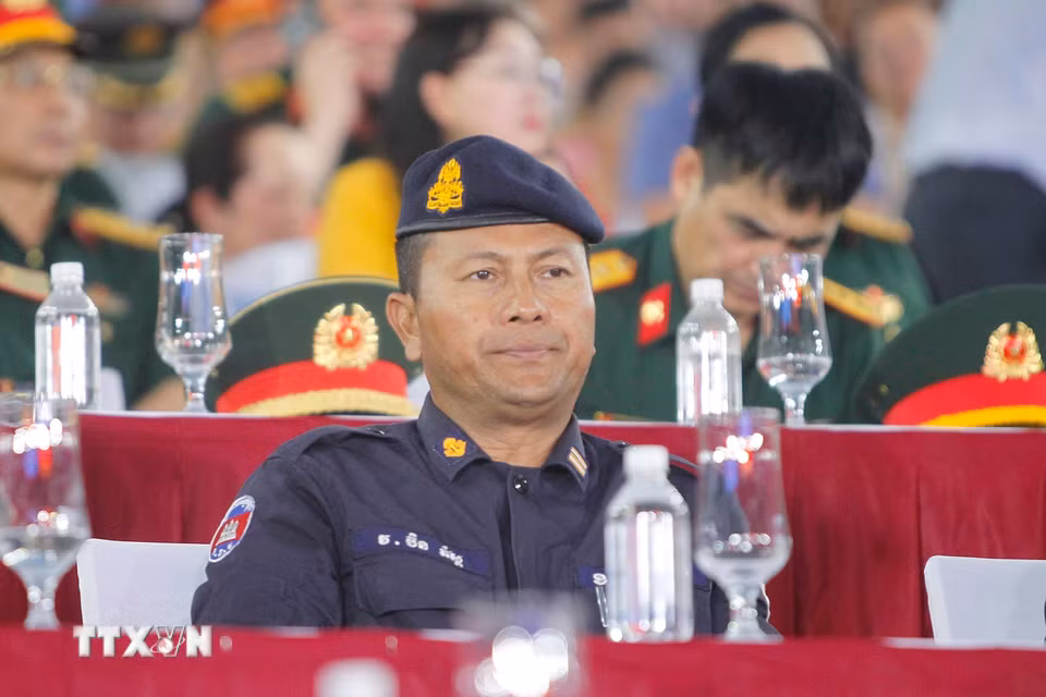 Lãnh đạo Quân đội nhân dân Hoàng gia Campuchia dự sơ duyệt lễ diễu binh, diễu hành kỷ niệm 50 năm Ngày Giải phóng miền Nam thống nhất đất nước. (Ảnh: Thanh Vũ/TTXVN)