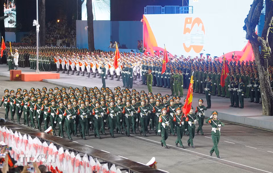 Các khối của Lực lượng Quân đội nhân dân tham gia sơ duyệt lễ diễu binh, diễu hành kỷ niệm 50 năm Ngày Giải phóng miền Nam thống nhất đất nước. (Ảnh: Thanh Vũ/TTXVN)