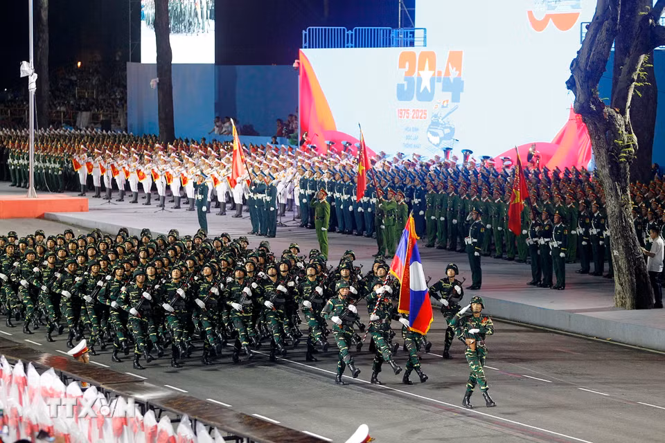 Lực lượng Quân đội Vũ trang Lào tham gia lễ sơ duyệt kỷ niệm 50 năm Ngày Giải phóng miền Nam thống nhất đất nước. (Ảnh: Thanh Vũ/TTXVN)