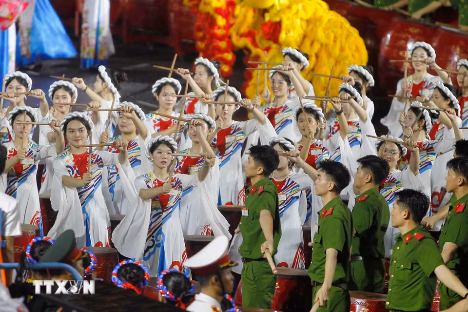 Tiết mục Trống hội Bản hùng ca toàn thắng của đội trống học viện Cảnh sát nhân dân tham gia sơ duyệt lễ diễu binh, diễu hành. (Ảnh: Thanh Vũ/TTXVN)