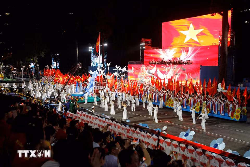 Chương trình biểu diễn nghệ thuật của lực lượng văn nghệ sỹ Thành phố Hồ Chí Minh tham gia sơ duyệt lễ diễu binh, diễu hành. (Ảnh: Thanh Vũ/TTXVN)