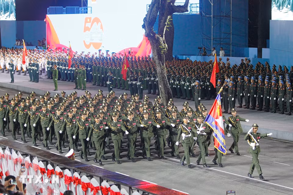 Lực lượng Quân đội Hoàng Gia Campuchia tham gia lễ sơ duyệt kỷ niệm 50 năm Ngày Giải phóng miền Nam thống nhất đất nước. (Ảnh: Thanh Vũ/TTXVN)