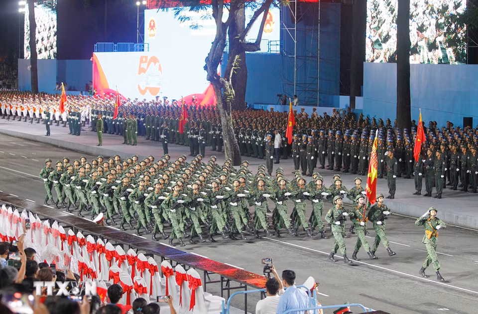 Các khối của Lực lượng Quân đội nhân dân tham gia sơ duyệt lễ diễu binh, diễu hành kỷ niệm 50 năm Ngày Giải phóng miền Nam thống nhất đất nước. (Ảnh: Thanh Vũ/TTXVN)
