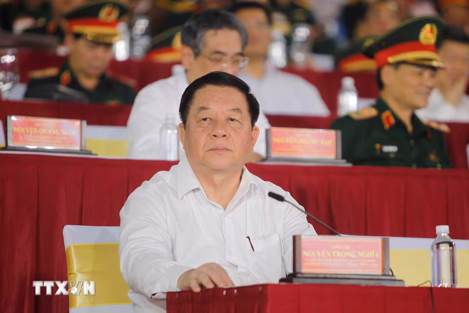 Đồng chí Nguyễn Trọng Nghĩa, Ủy viên Bộ Chính trị, Trưởng Ban Tuyên giáo và Dân vận Trung ương dự sơ duyệt lễ diễu binh, diễu hành kỷ niệm 50 năm Ngày Giải phóng miền Nam thống nhất đất nước. (Ảnh: Thanh Vũ/TTXVN)