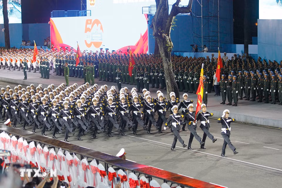 Các khối của Lực lượng Quân đội nhân dân tham gia sơ duyệt lễ diễu binh, diễu hành kỷ niệm 50 năm Ngày Giải phóng miền Nam thống nhất đất nước. (Ảnh: Thanh Vũ/TTXVN)