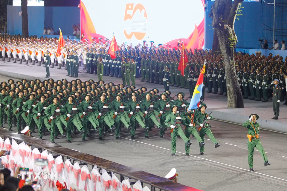 Các khối của Lực lượng Quân đội nhân dân tham gia sơ duyệt lễ diễu binh, diễu hành kỷ niệm 50 năm Ngày Giải phóng miền Nam thống nhất đất nước. (Ảnh: Thanh Vũ/TTXVN)