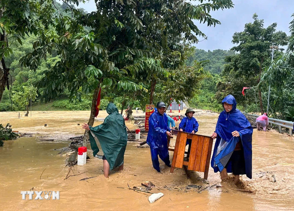 Người dân xã Yên Hòa di dời tài sản do nước lũ lên cao. (Ảnh: TTXVN phát)