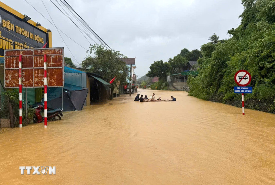 Mọi việc đi lại đều phải sử dụng thuyền. (Ảnh: TTXVN phát)