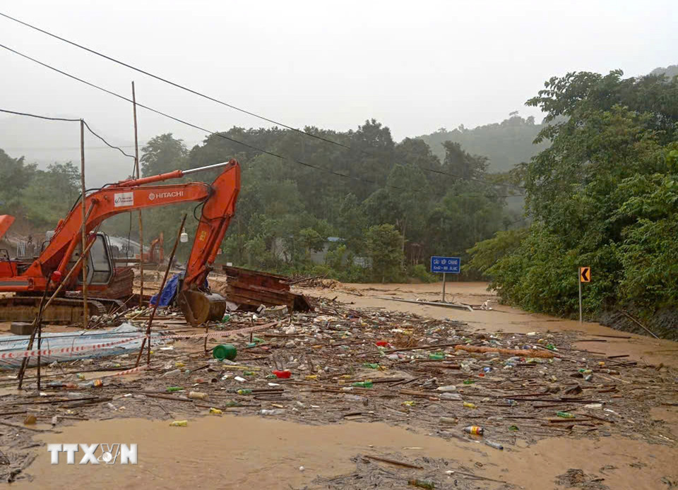Cầu Xốp Chạng, Quốc lộ 48C đi qua xã Yên Hoa bị ngập do lũ. (Ảnh: TTXVN phát)