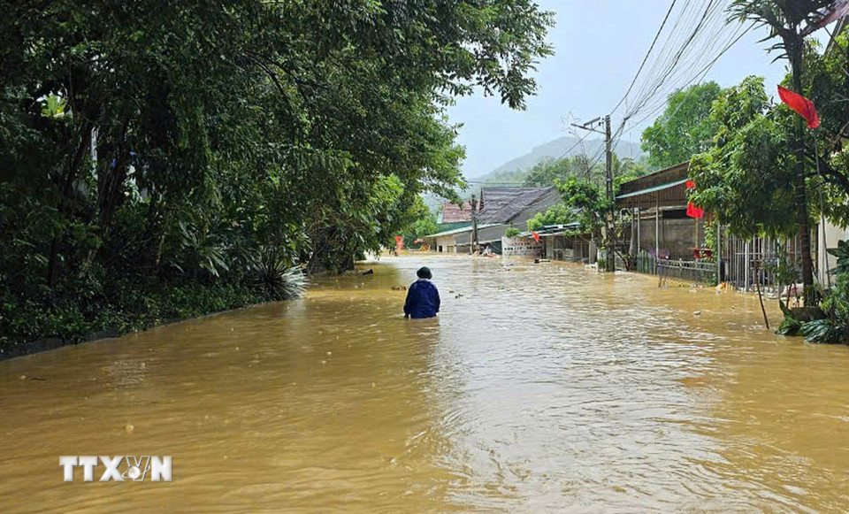 Nước dâng cao khiến cuộc sống người dân xã Yên Hòa bị đảo lộn. (Ảnh: TTXVN phát)