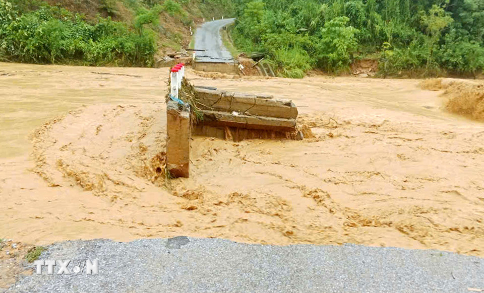 Cầu Trung Thắng, xã Yên Hòa bị nước lũ cuốn trôi. (Ảnh: TTXVN phát)