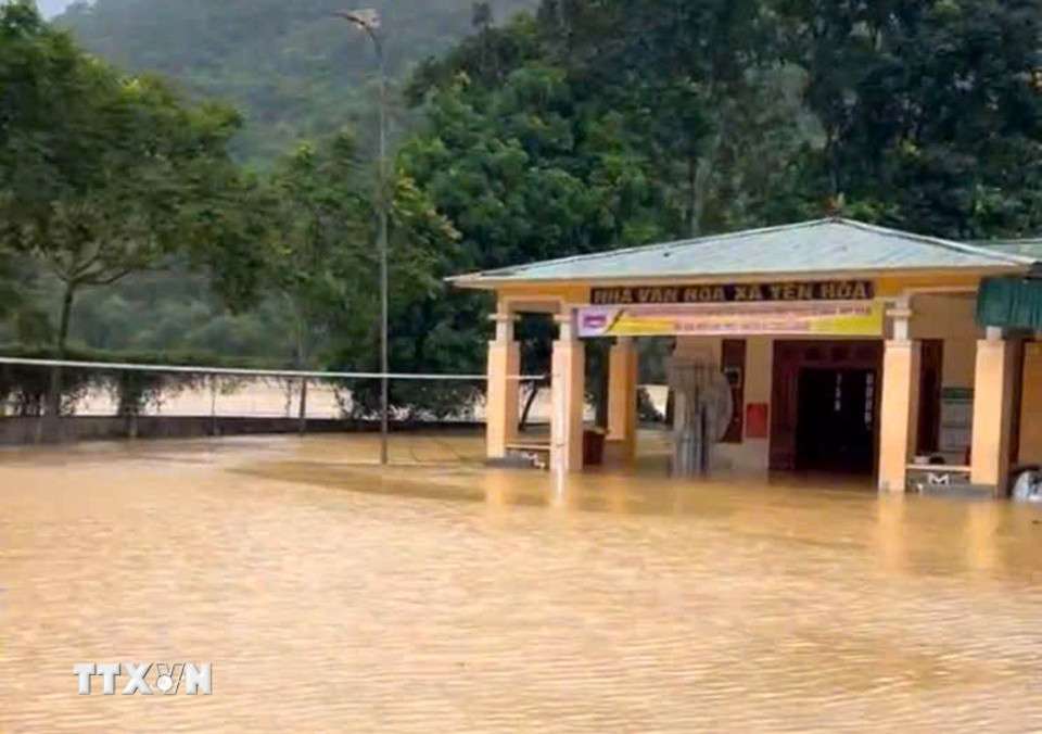 Các địa phương miền Tây Nghệ An ngập sâu trên diện rộng. (Ảnh: TTXVN phát)