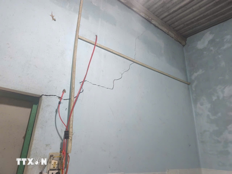 Vụ nổ dưới lòng đất tại xã Ia Rsai, tỉnh Gia Lai chưa xác định được nguyên nhân, khiến nhiều nhà công vụ và nhà dân bị nứt tường ngang, dọc. (Ảnh: Hồng Điệp/TTXVN)