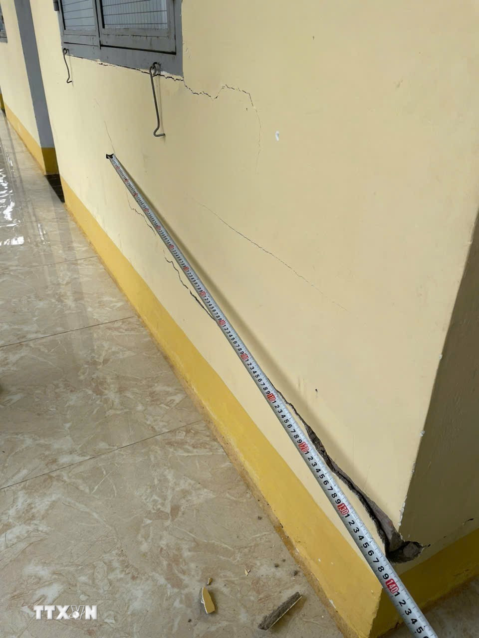 Vụ nổ dưới lòng đất tại xã Ia Rsai chưa xác định được nguyên nhân, khiến nhiều nhà công vụ và nhà dân bị nứt tường ngang, dọc. (Ảnh: Hồng Điệp/TTXVN)