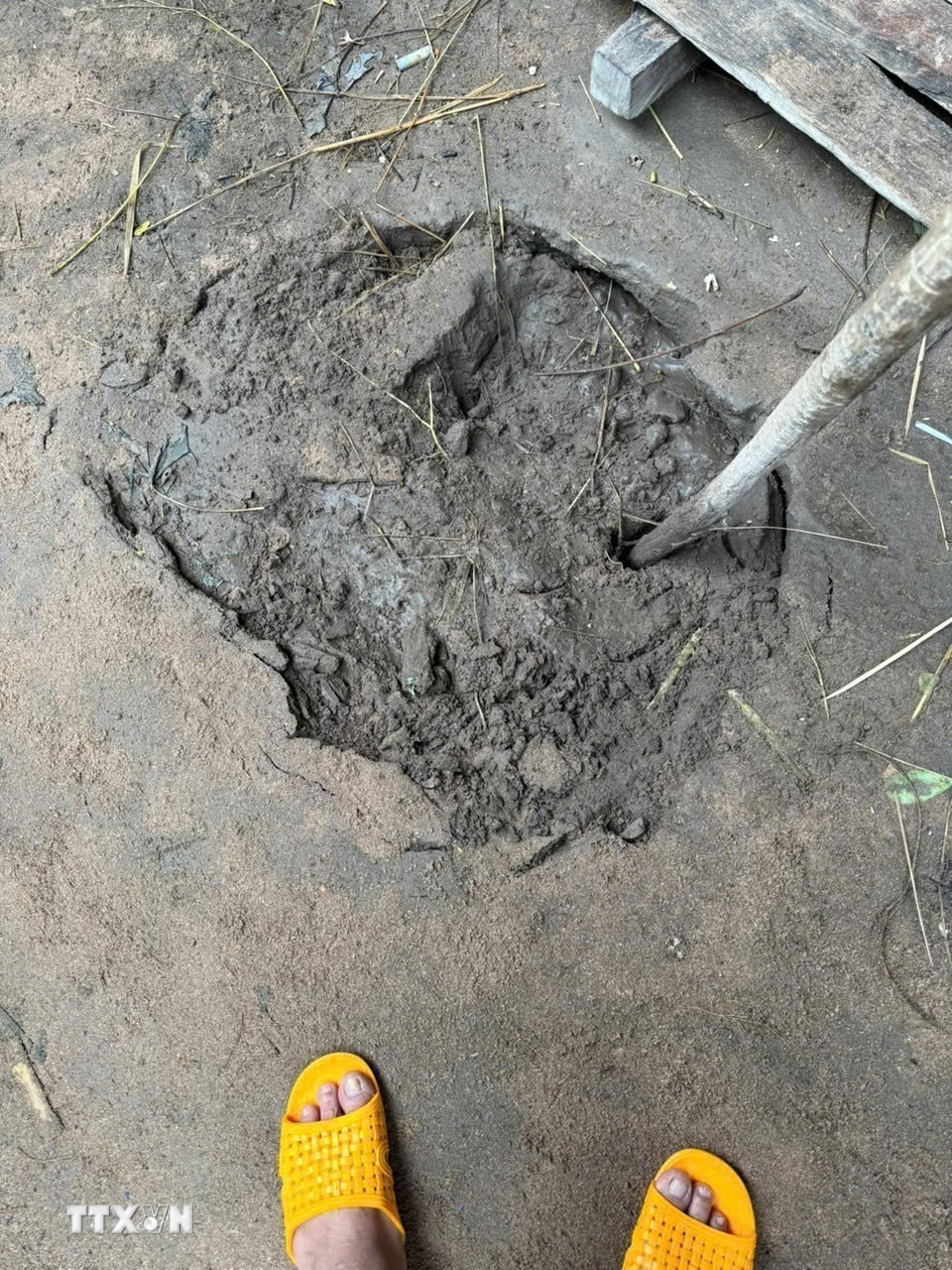 Vụ nổ dưới lòng đất tại xã Ia Rsai, tỉnh Gia Lai, chưa xác định được nguyên nhân, khiến nhiều nhà dân bị sụt lún. (Ảnh: Hồng Điệp/TTXVN)