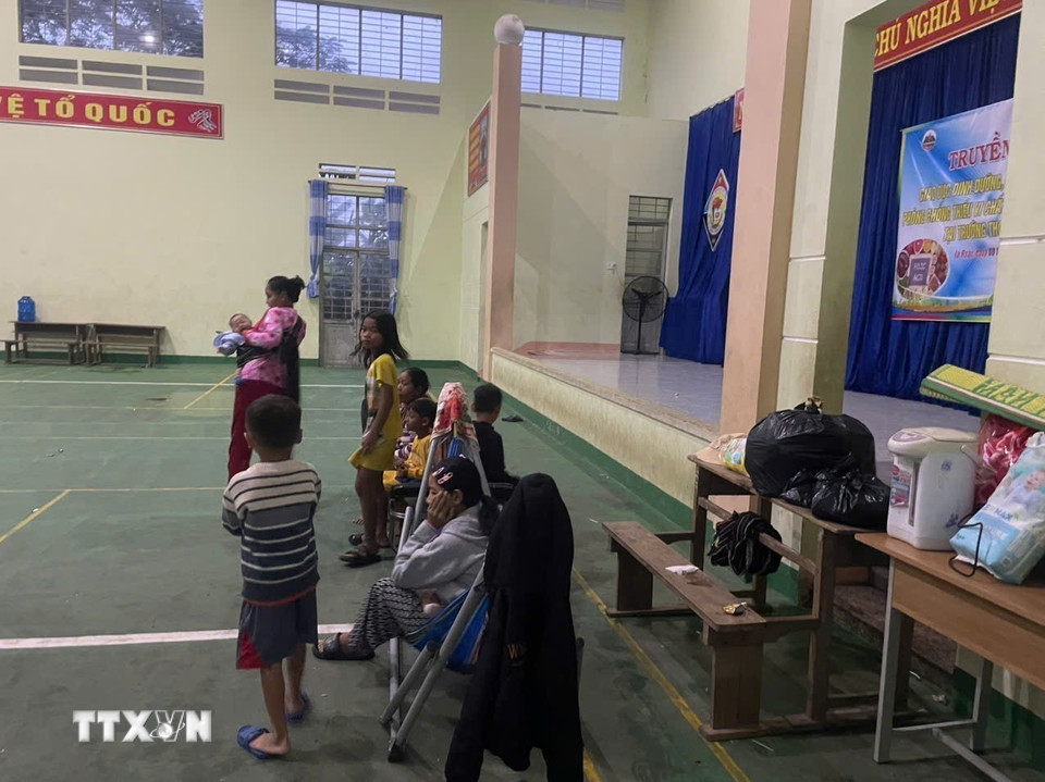 Chính quyền xã Ia Rsai, tỉnh Gia Lai di dân lên khu vực an toàn tránh lũ. (Ảnh: Hồng Điệp/TTXVN)