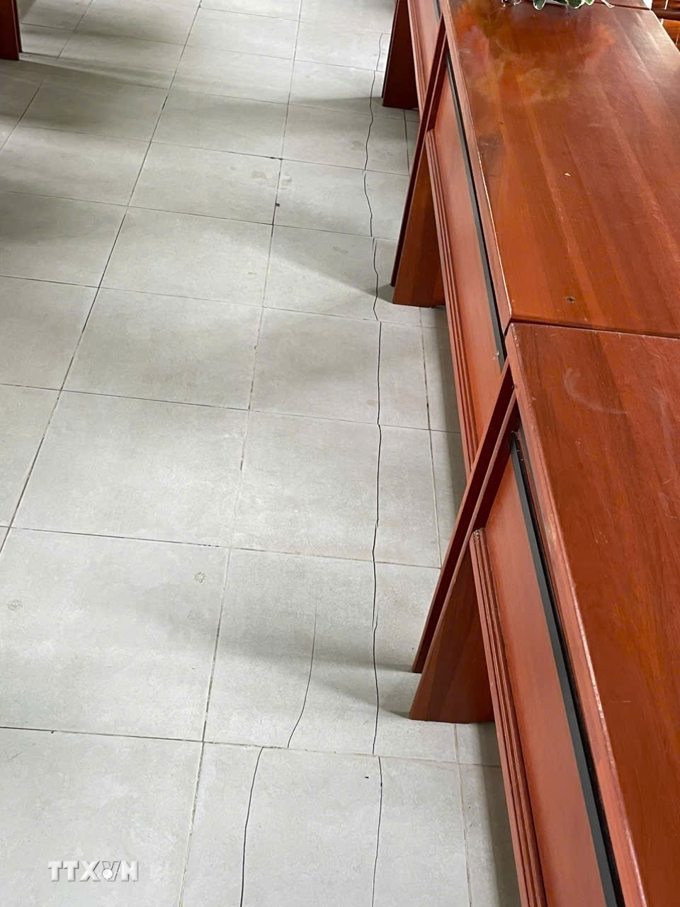 Vụ nổ dưới lòng đất tại xã Ia Rsai, tỉnh Gia Lai chưa xác định được nguyên nhân, khiến nhiều nhà công vụ và nhà dân bị nứt tường ngang, dọc. (Ảnh: Hồng Điệp/TTXVN)