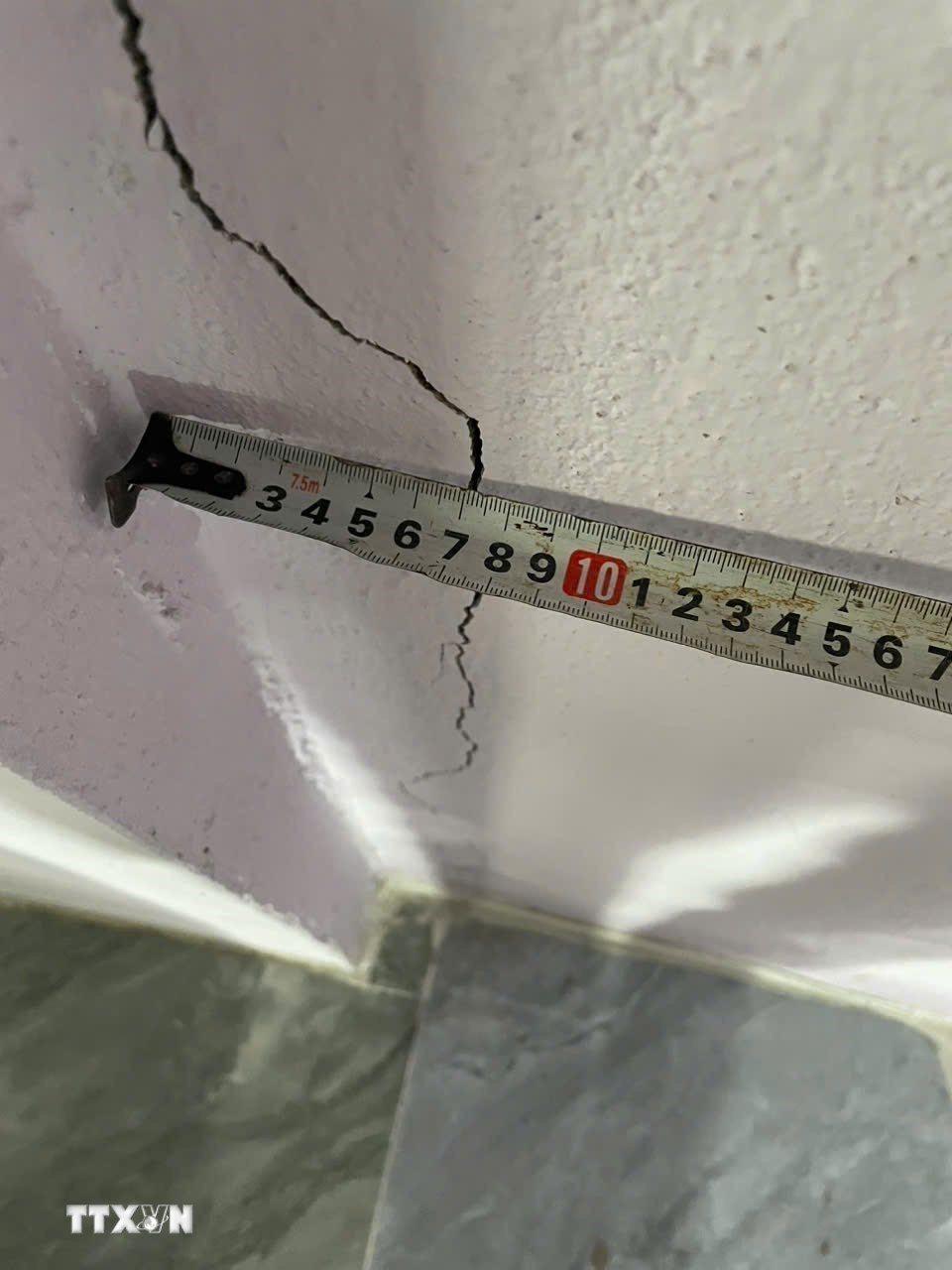 Vụ nổ dưới lòng đất tại xã Ia Rsai, tỉnh Gia Lai chưa xác định được nguyên nhân, khiến nhiều nhà công vụ và nhà dân bị nứt tường ngang, dọc. (Ảnh: Hồng Điệp/TTXVN)