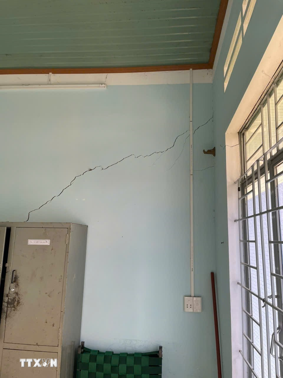 Vụ nổ dưới lòng đất tại xã Ia Rsai, tỉnh Gia Lai, chưa xác định được nguyên nhân, khiến nhiều nhà công vụ và nhà dân bị nứt tường ngang, dọc. (Ảnh: Hồng Điệp/TTXVN)