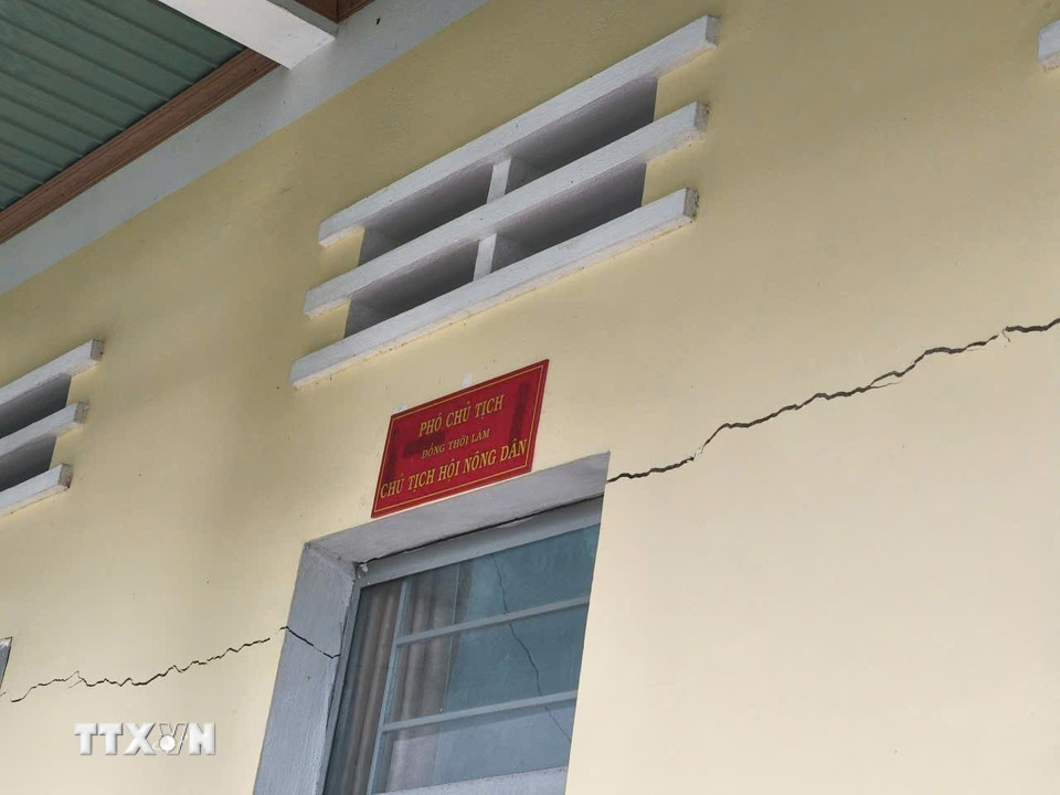 Vụ nổ dưới lòng đất tại xã Ia Rsai, tỉnh Gia Lai chưa xác định được nguyên nhân, khiến nhiều nhà công vụ và nhà dân bị nứt tường ngang, dọc. (Ảnh: Hồng Điệp/TTXVN)