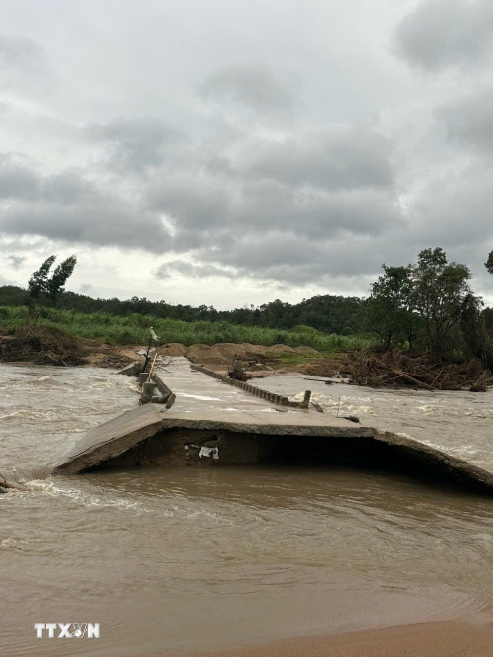 Đường vào làng Hrach, Xã Sró bị gãy đứt khiến 234 hộ dân với 1.172 nhân khẩu bị cô lập. (Ảnh: TTXVN phát)
