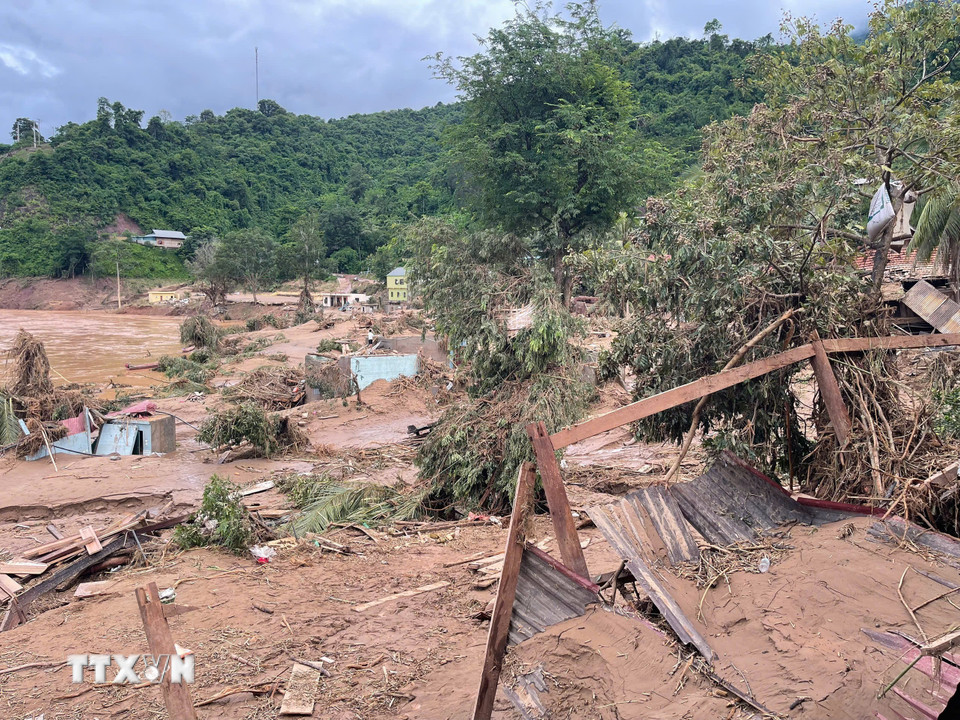 Hàng trăm ngôi nhà bị hư hại sau trận mưa lũ. (Ảnh: TTXVN phát)