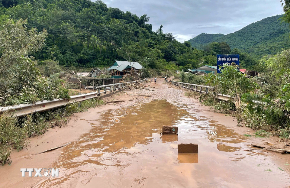 Xã biên giới Mỹ Lý (Nghệ An) hiện vẫn bị cô lập với bên ngoài do các tuyến đường bị chia cắt. (Ảnh: TTXVN phát)