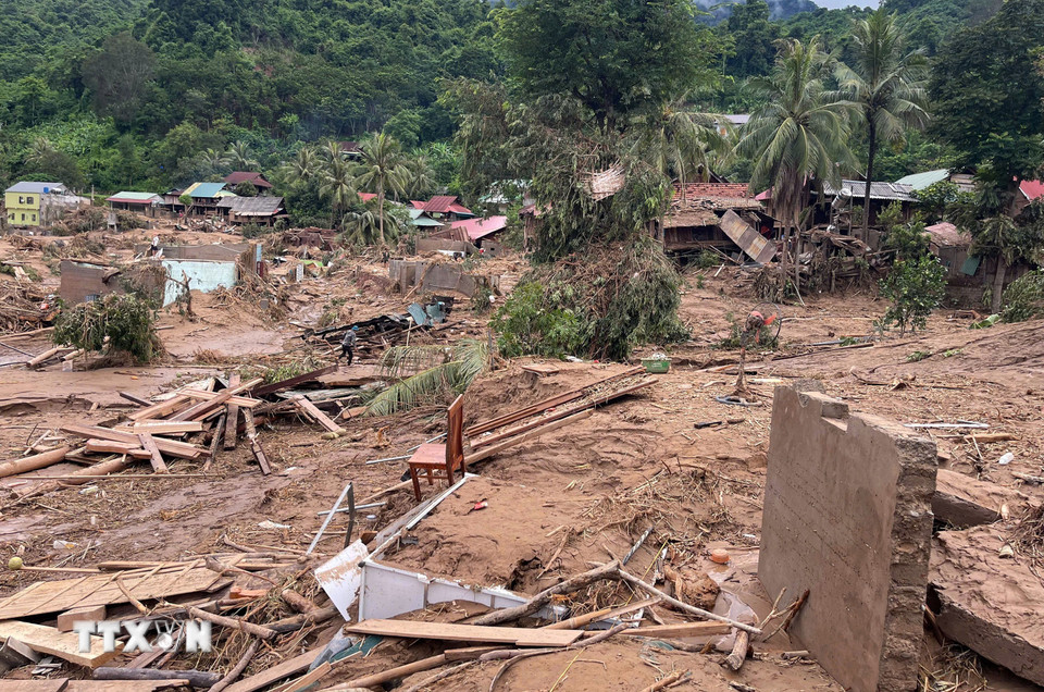 Hàng trăm ngôi nhà bị hư hại sau trận mưa lũ. (Ảnh: TTXVN phát)