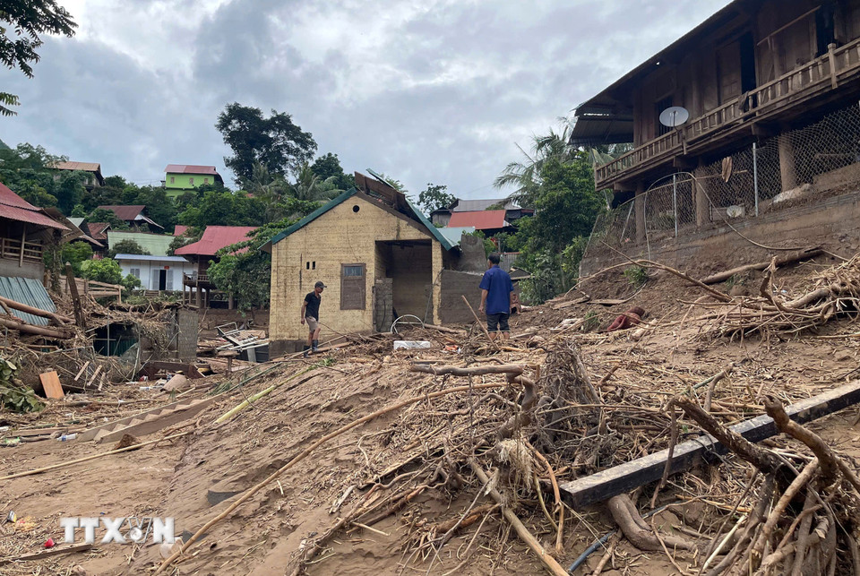Hàng trăm ngôi nhà bị hư hại sau trận mưa lũ. (Ảnh: TTXVN phát)