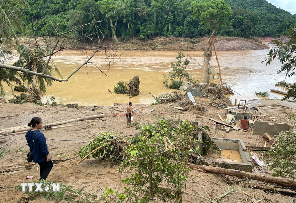 Những ngôi nhà dọc dòng Nậm Nơn đã bị lũ cuốn trôi. (Ảnh: TTXVN phát)